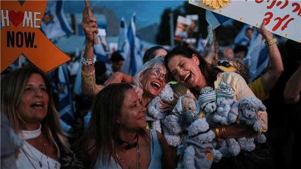 Israel nach Rückkehr der Geiseln im Freudentaumel An dem Schicksal der während des Hamas-Massakers in den Gazastreifen verschleppten Geiseln hat ganz Israel emotional tief Anteil genommen.