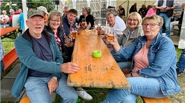 An den Bierzelttischen herrschte beim Blexer Dorffest fröhliche Stimmung.