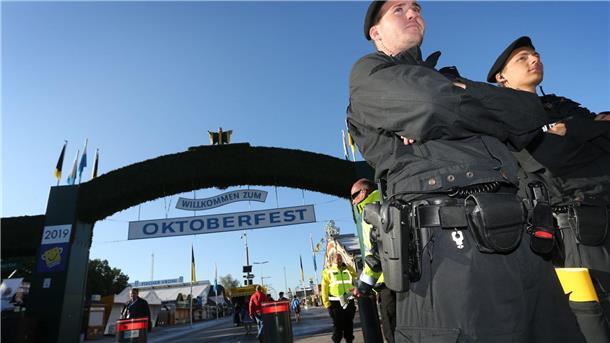 Terrorgefahr: Schärfere Kontrollen auf Wiesn An den Eingängen zur Wiesn wird stichprobenartig kontriolliert. (Archivbild)