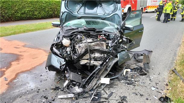 An den Fahrzeugen, die am schweren Verkehrsunfall auf der L129 beteiligt waren, entstand Totalschaden.