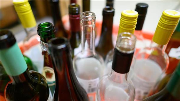 Dry January - Vier Wochen Trockenzeit in Deutschland? An den Feiertagen stoßen viele Menschen gern mit Alkohol an.