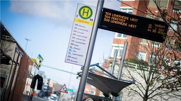 An den Haltestellen in Bremerhaven fahren auch am Montag Busse ab.