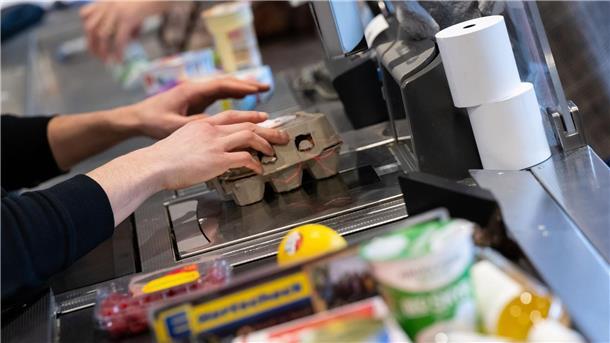 SB-Kassen boomen – warum sie trotzdem nicht jeder mag An den meisten Kassen im deutschen Einzelhandel sitzen noch Kassiererin oder Kassierer.