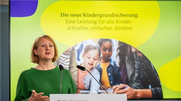 Streit um Kindergrundsicherung: Viele Fragen bleiben offen An den Plänen von Familienministerin Lisa Paus zur Kindergrundsicherung gibt es Kritik aus der FDP (Archivbild).
