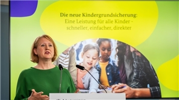 Streit um Kindergrundsicherung: Viele Fragen bleiben offen An den Plänen von Familienministerin Lisa Paus zur Kindergrundsicherung gibt es Kritik aus der FDP (Archivbild).