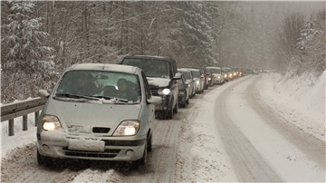 Lange Staus bilden sich auf der Straße zwischen Wernigerode und Schierke. 