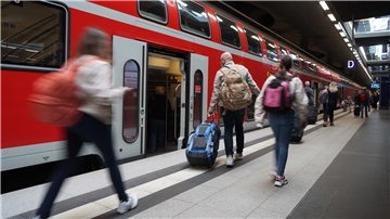 An den Wochenenden dürfte es in den Zügen des Regionalverkehrs recht voll werden.