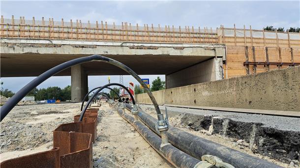 An der A27-Brücke in Wulsdorf wird derzeit nicht mehr gebaut. Mehr als 100 Minibrunnen wurden bereits in den Boden gerammt, um das Grundwasser abzupumpen. 