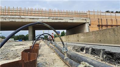 An der A27-Brücke in Wulsdorf wird derzeit nicht mehr gebaut. Mehr als 100 Minibrunnen wurden bereits in den Boden gerammt, um das Grundwasser abzupumpen. 