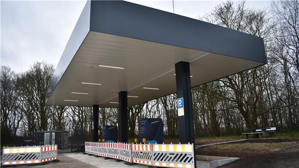 An der A27 zwischen Nordholz und Neuenwalde ist eine der bundesweit ersten Schnellladestationen für E-Autos an Autobahnen entstanden.