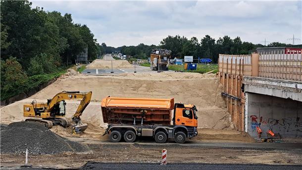 Auf der Baustelle steht das Wasser so hoch, dass es zunächst abgepumpt werden muss. Da der Fuß- und Radweg (links) während der Bauarbeiten nicht mehr genutzt werden kann, wird die entsprechende Umleitung nun dauerhaft eingerichtet. 