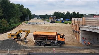 Auf der Baustelle steht das Wasser so hoch, dass es zunächst abgepumpt werden muss. Da der Fuß- und Radweg (links) während der Bauarbeiten nicht mehr genutzt werden kann, wird die entsprechende Umleitung nun dauerhaft eingerichtet. 