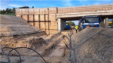 An der Autobahn in und bei Bremerhaven gibt es derzeit mehrere Baustellen. Unter anderem wird in Wulsdorf eine Brücke erneuert. Staus sind die Folge, über die sich hiesige Unternehmer ärgern.