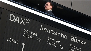 An der Börse wird in sekundenschnelle verkauft und gekauft. Gerade allerdings sinken die Werte extrem.