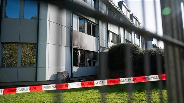 An der Fassade der geplanten Asylunterkunft sind Brandspuren und eingeworfene Fenster zu sehen.