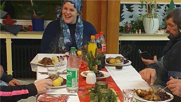 An der festlich gedeckten Tafel nahmen insgesamt 30 Gäste Platz.