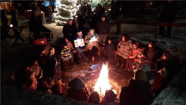 An der Feuerstelle lasen Jana Kämna und Olivia Kotza den Kindern Weihnachtsgeschichten vor. 
