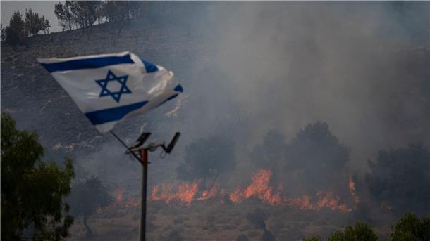 Israels Armee warnt vor größerer Eskalation An der Grenze zum Libanon weht die israelische Flagge: Israel warnt vor einer Ausweitung des Konflikts mit der Hisbollah in diesem Gebiet.