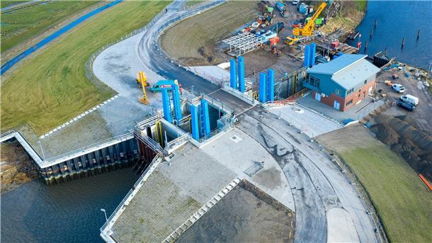 An der Hadelner Kanalschleuse wird gebaut (Luftaufnahme mit einer Drohne). Es ist eines der größten Küstenschutzprojekte in Niedersachsen. Foto: Schuldt/dpa