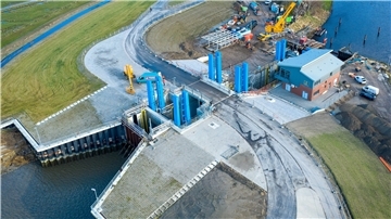 An der Hadelner Kanalschleuse wird gebaut (Luftaufnahme mit einer Drohne). Es ist eines der größten Küstenschutzprojekte in Niedersachsen. Foto: Schuldt/dpa