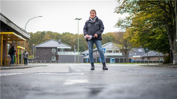 Eine Lebensretterin erzählt am Otto-Brenner-Platz Bremerhaven-Leherheide ihr Erlebnis