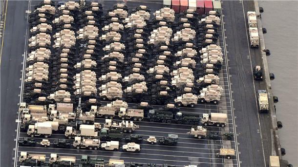 Ziel Ukraine? US-Panzer werden auch am Dienstag in Bremerhaven verladen An der Kaje werden die Fahrzeuge vor dem Weitertransport nach einem festen Schema aufgestellt.