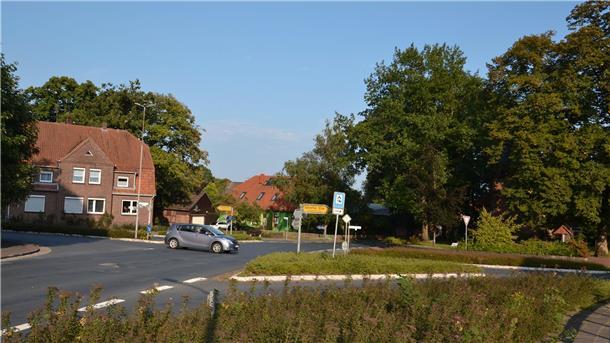 An der Kreuzung Bergstraße/Bahnhofstraße soll ein Kreisel den Verkehr bremsen und Fußgängern die sichere Passage ermöglichen.