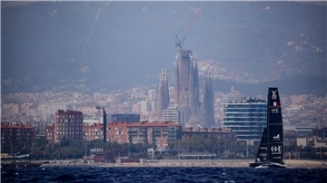 An der Küste von Barcelona wird gesegelt.