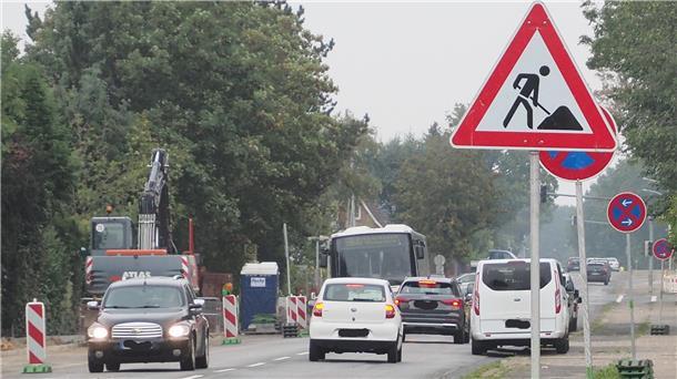 An der L135 im Bereich Sieverner Straße ist die Verkehrssituation nicht einfach. Die Baustelle zur Erneuerung der Bushaltebucht tut ihr übriges.