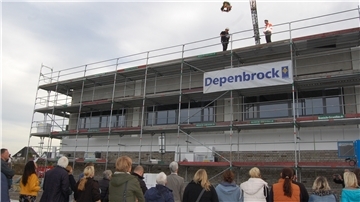 An der Ladestraße entsteht der Neubau der Grundschule Harrien samt Sporthalle. Die Arbeiten liegen im Zeitplan. Jetzt wurde Richtfest gefeiert.