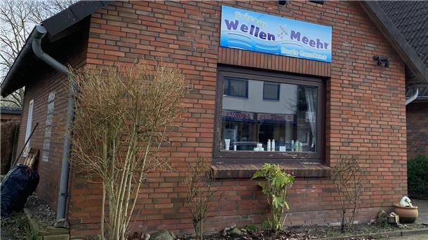 Kamm in: Das sind die krehaartivsten Friseurnamen zwischen Wesermarsch und Elbe An der Nordseeküste in Wremen ist das "Wellen und Meehr" für windfeste Frisuren zuständig.