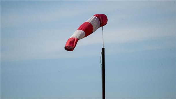 An der Nordseeküste sorgen orkanartige Böen für leichte Überschwemmungen am Wochenende. (Symbolbild)