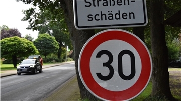An der Ortsdurchfahrt in Rhadereistedt wies ein Schild auf eine Tempo-30-Beschränkung hin. Weniger Tempo auf der Straße wünscht sich Bürgermeister Frank Tibke auch für Kirchtimke.