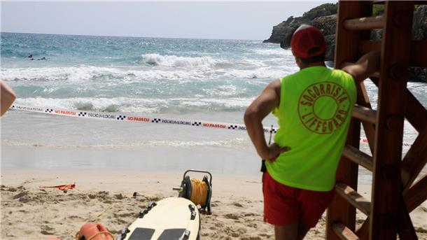 Zwei Tote vor Mallorca geborgen An der Ostküste Mallorcas wurden zwei Leichen gefunden. Hier ein Rettungsschwimmer in Cala Anguia.