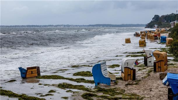 Norden bereitet sich auf schwere Ostsee-Sturmflut vor An der Ostseeküste in der Kieler und Lübecker Bucht wird schwere Sturmflut erwartet. Für einige dieser Strankörbe kommt jede Hilfe zu spät.
