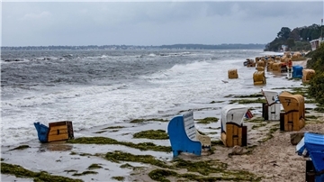 An der Ostseeküste in der Kieler und Lübecker Bucht wird schwere Sturmflut erwartet. Für einige dieser Strankörbe kommt jede Hilfe zu spät.