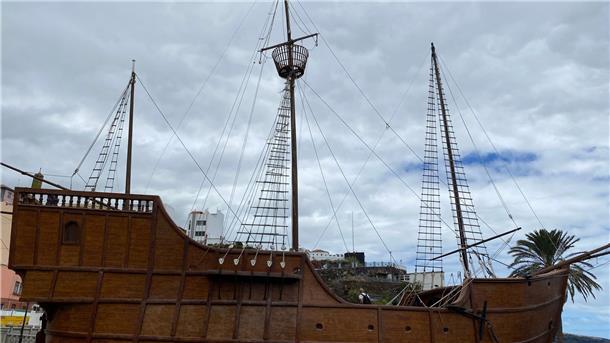 Vulkaninsel La Palma lockt mit nachhaltigem Tourismus An der Plaza la Alameda in Santa Cruz de la Palma befindet sich ein Nachbau des Flaggschiffs „La Santa María“ von Christoph Kolumbus, mit dem er 1492 als erster Europäer der Neuzeit nach Amerika segelte.