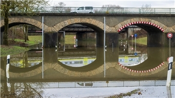 An der Schmutter in Donauwörth ist kurz vor der Mündung in die Donau eine Straße überflutet.