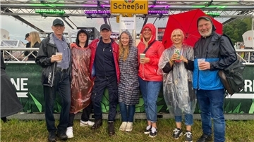 Eine Gruppe vor einem Bierstand