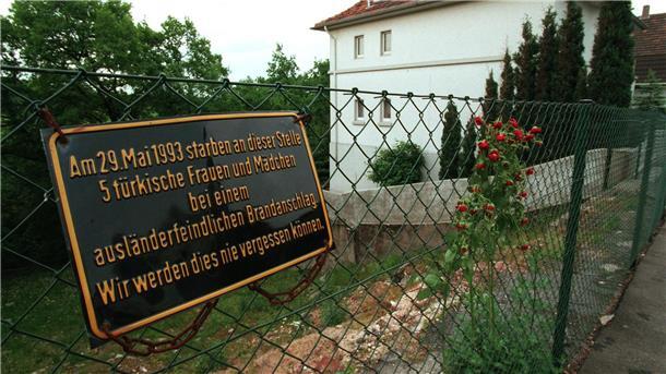 An der Stelle, wo das Haus der türkischen Familie Genc stand, erinnert heute eine Gedenktafel an die Opfer des Brandanschlags.