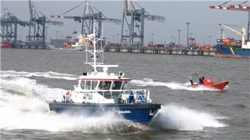 An der Stromkaje in Bremerhaven stellte die Wasserschutzpolizei bei einem Containerschiff einen Verstoß gegen die Abgasvorschriften fest.