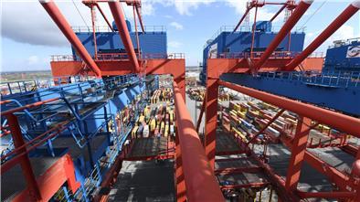 Weniger Umschlag in Bremerhaven, aber es gibt auch gute Nachrichten Blick von Containerbrücke