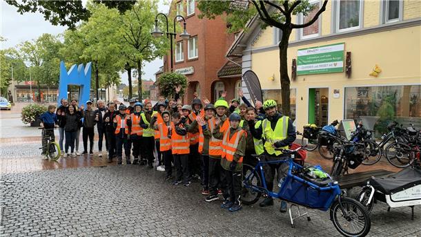 Die teilnehmende Radfahrer sind mit Warnwesten ausgestattet.