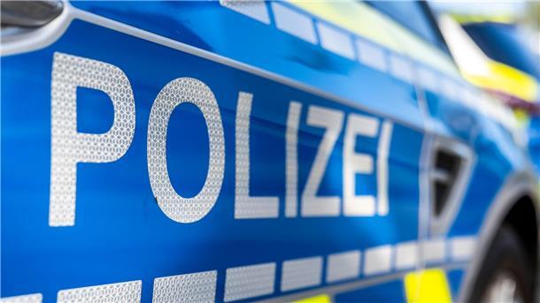 Betrunkene Autofahrerin schlägt Polizistin An der Tür eines Streifenwagens steht der Schriftzug „Polizei“.
