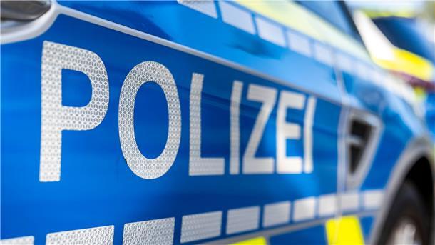 Dieb steigt in Moschee ein An der Tür eines Streifenwagens steht der Schriftzug „Polizei“.