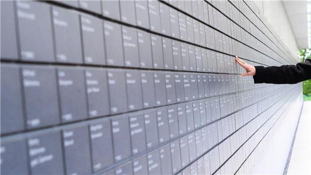 Erneut Vandalismus in Gedenkstätte - Namenstafeln beschädigt An der „Wand der Namen“ auf dem Außengelände der Gedenkstätte Ahlem wurden Erinnerungstafeln beschädigt. (Archivbild)