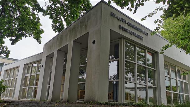Das Foto zeigt das Gemeindehaus an der Werrastraße. Es soll zusammen mit dem angrenzenden Pfarrhaus verkauft werden.
