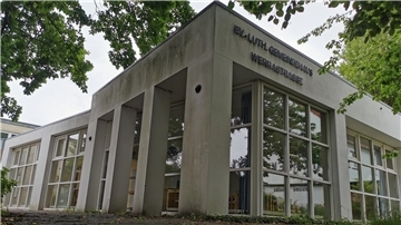 Das Foto zeigt das Gemeindehaus an der Werrastraße. Es soll zusammen mit dem angrenzenden Pfarrhaus verkauft werden.