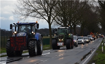 An die 100 Fahrzeuge bilden einen Konvoi. Trecker, Transporter, Pkw und Lkw rollten aus Wistedt nach Zeven. 