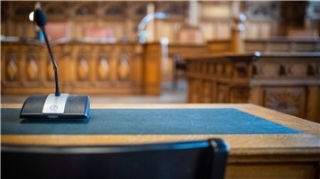 Ein Mikrofon steht auf einem Tisch